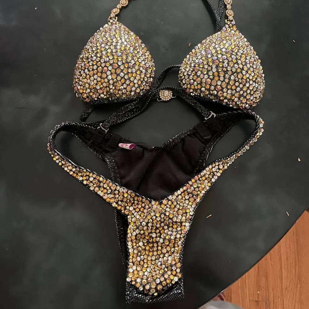 Figure competition suit